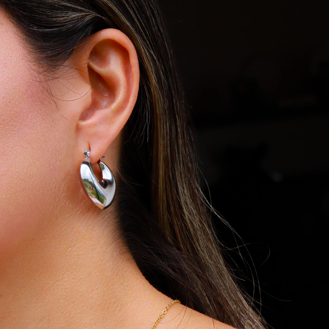 Aretes Media Luna Corazón en Acero Inoxidable – Dorado PVD y Plateado