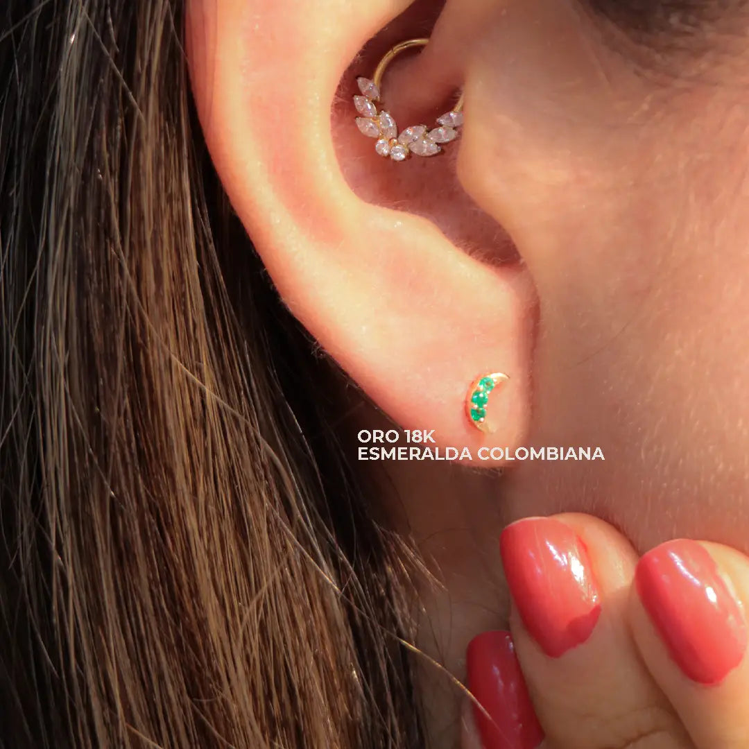 Aretes Media Luna en Oro 18K con Esmeraldas Colombianas