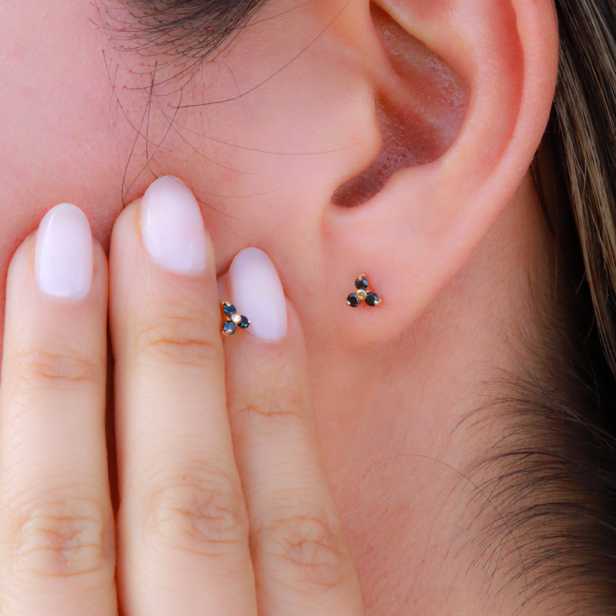 Aretes Topo Oro 18K con Tres Diamantes Negros