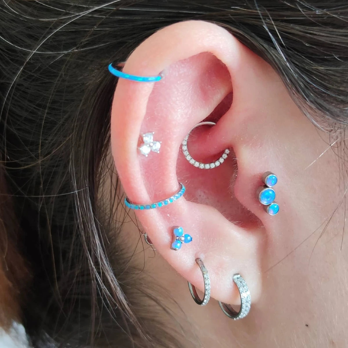 Aro Clicker Frontal con Zirconias para Daith y Septum en Titanio Plateado