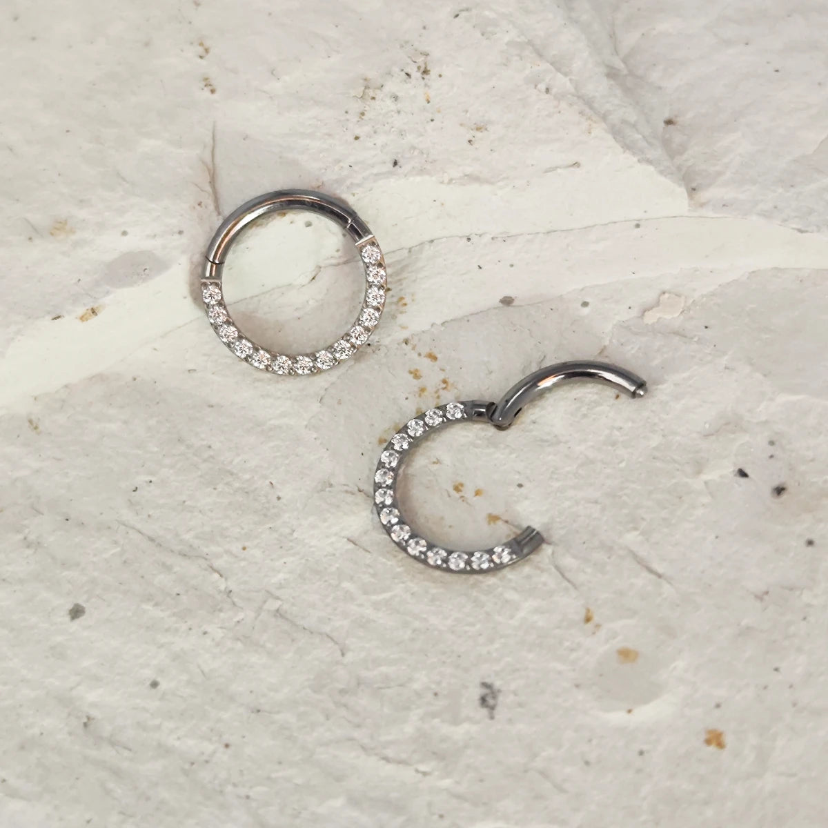 Aro Clicker Frontal con Zirconias para Daith y Septum en Titanio Plateado