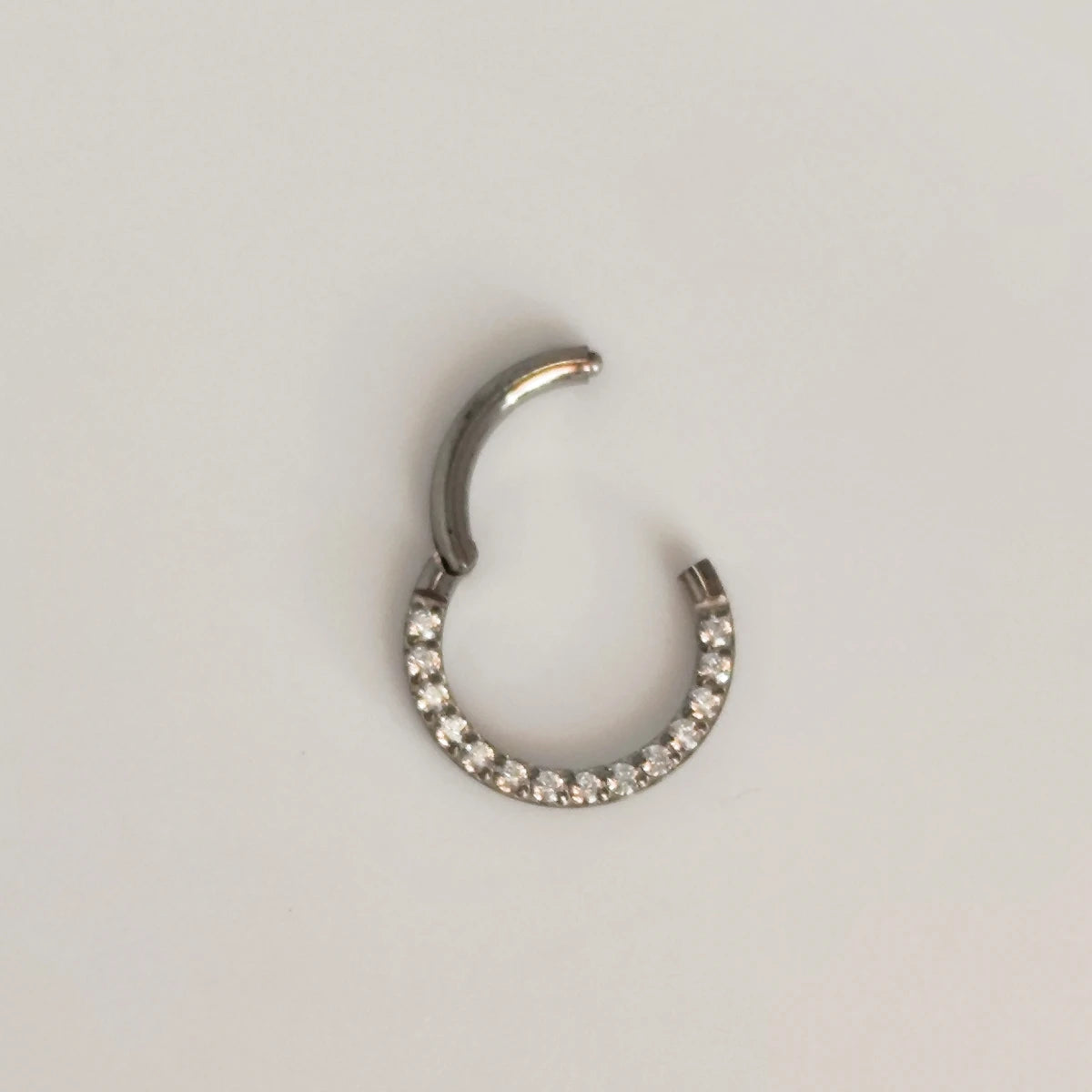 Aro Clicker Frontal con Zirconias para Daith y Septum en Titanio Plateado